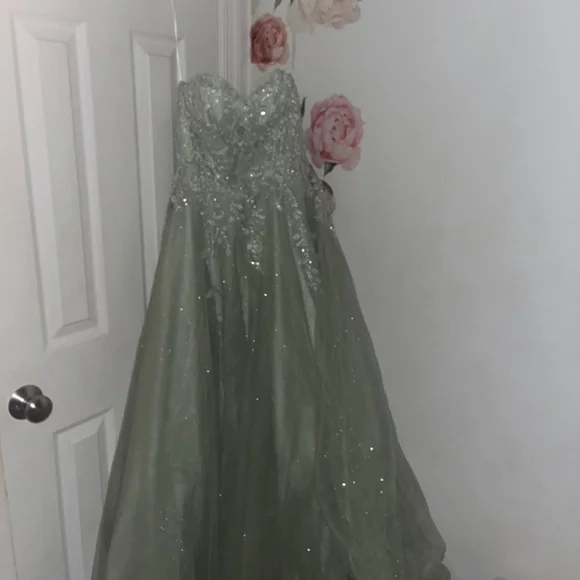 Green prom dress! - Picture 4 of 5